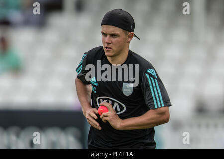 Londres, Royaume-Uni. 19 août 2018. Sam Curran se réchauffer à l'ovale, le jeune joueur de Surrey a été abandonné par l'Angleterre cette semaine pour faire de la place pour le retour Ben Stokes. David Rowe/ Alamy Live News. Banque D'Images