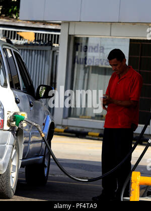 Valencia, Carabobo, Venezuela. Août 19, 2018. 19 août 2018. Un travailleur de la station d'essence fossiles un véhicule avant l'entrée en vigueur de l'augmentation à des prix internationaux que dans la chaîne nationale de la radio et de la télévision a annoncé, sans date fixée, le Président Nicolas mature. À Valence, l'État de Carabobo. Photo : Juan Carlos Hernandez Crédit : Juan Carlos Hernandez/ZUMA/Alamy Fil Live News Banque D'Images