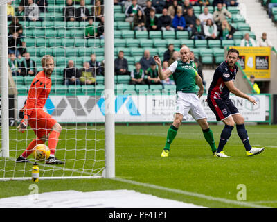 Easter Road, Edinburgh, UK. Août 19, 2018. Deuxième tour de la coupe de la ligue écossaise, Hibernian contre Ross County ; David Gray, de scores Hibernian égaliseur pour Hibs à 1-1 à la 15ème minute : Action Crédit Plus Sport/Alamy Live News Banque D'Images