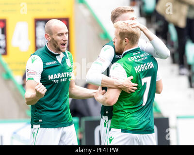 Easter Road, Edinburgh, UK. Août 19, 2018. Deuxième tour de la coupe de la ligue écossaise, Hibernian contre Ross County ; David Gray de Hibernian célèbre avec Daryl Horgan de Hibernian après avoir marqué l'égaliseur au 15ème minute : Action Crédit Plus Sport/Alamy Live News Banque D'Images