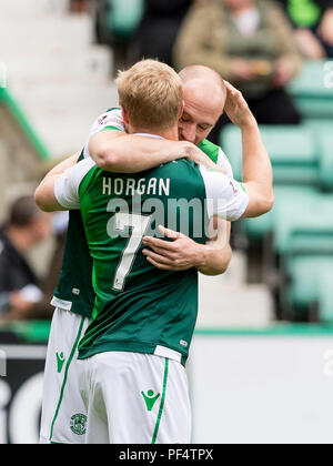 Easter Road, Edinburgh, UK. Août 19, 2018. Deuxième tour de la coupe de la ligue écossaise, Hibernian contre Ross County ; David Gray de Hibernian célèbre avec Daryl Horgan de Hibernian après avoir marqué l'égaliseur au 15ème minute : Action Crédit Plus Sport/Alamy Live News Banque D'Images