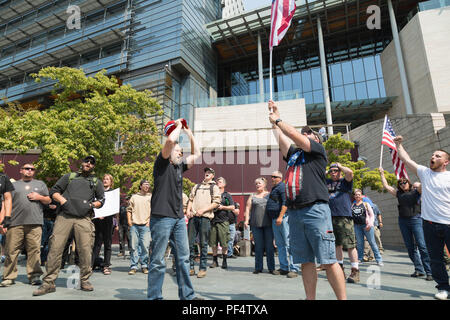 Seattle, WA, USA. 18 août, 2018. Pistolet Pro rally commence comme ils récitent serment d'allégeance. Crédit : Maria S./Alamy Live News. Banque D'Images