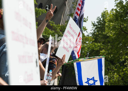 Seattle, WA, USA. 18 août, 2018. Les partisans des armes à feu Pro V hold apparaît après le announsment 1639 Initiative de licenciement. Crédit : Maria S./Alamy Live News. Banque D'Images