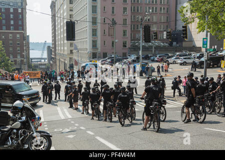 Seattle, WA, USA. 18 août, 2018. Les agents de police de la rue sécurisé où l'aile gauche et droite sont confrontés à des manifestants à l'extérieur de l'Hôtel de ville de Seattle. Crédit : Maria S./Alamy Live News. Banque D'Images