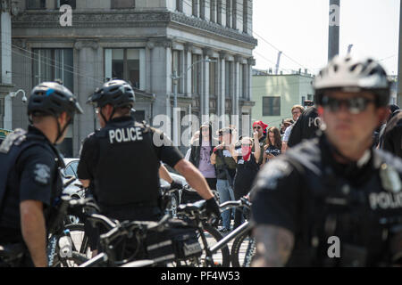 Seattle, WA, USA. 18 août, 2018. L'counterprotesters contre canon pro rally qui se tiendra à l'Hôtel de ville de Seattle Plaza. Crédit : Maria S./Alamy Live News. Banque D'Images