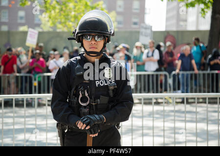 Seattle, WA, USA. 18 août, 2018. Un agent de police Ville de Seattle sur le site de pro rally des armes à feu et contre-meeting de protestation ont lieu près de l'Hôtel de ville de Seattle. Crédit : Maria S./Alamy Live News. Banque D'Images