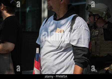 Seattle, WA, USA. 18 août, 2018. Un pistolet avec un partisan pro-nous costiitution carnet dans son t-shirt pocket. Crédit : Maria S./Alamy Live News. Banque D'Images