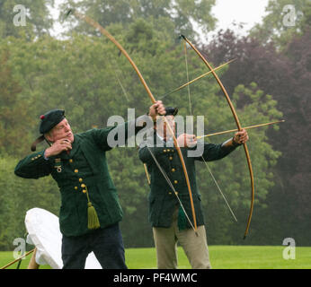 Haddington, au Royaume-Uni. 19 août 2018. La Compagnie Royale des Archers, une unité de cérémonie connue sous le nom de garde du corps de la Reine pour l'Écosse, un shoot tir à l'influence dans le cadre de Haddington 700 événements qui ont lieu au cours de 2018 pour célébrer l'octroi d'une charte de robert le Bruce à la commune en 1318, confirmant l'Haddington droit de tenir un marché et recueillir des douanes. Les hommes de l'entreprise sensibiliser leurs arcs à l'influence shoot Banque D'Images