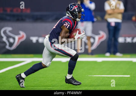 Houston, USA. 18 août 2018. Running back des Houston Texans Tyler Ervin (21) retourne un coup de pied au cours du 3ème trimestre d'une présaison NFL match de football entre les Houston Texans et les San Francisco 49ers à NRG Stadium à Houston, TX. Houston a gagné le match 16 à 13. Trask Smith/CSM Crédit : Cal Sport Media/Alamy Live News Banque D'Images