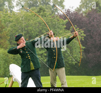 Haddington, au Royaume-Uni. 19 août 2018. La Compagnie Royale des Archers, une unité de cérémonie connue sous le nom de garde du corps de la Reine pour l'Écosse, un shoot tir à l'influence dans le cadre de Haddington 700 événements qui ont lieu au cours de 2018 pour célébrer l'octroi d'une charte de robert le Bruce à la commune en 1318, confirmant l'Haddington droit de tenir un marché et recueillir des douanes. Les hommes de l'entreprise sensibiliser leurs arcs à l'influence shoot Banque D'Images