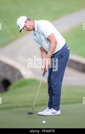 North Carolina, USA. 19 août 2018. Harris English putts pour birdie le 16ème green durant la troisième ronde de l'Wyndham Championship à Sedgefield Country Club à Greensboro, NC. Jonathan Huff/CSM Crédit : Cal Sport Media/Alamy Live News Banque D'Images