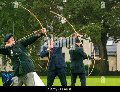 Haddington, au Royaume-Uni. 19 août 2018. La Compagnie Royale des Archers, une unité de cérémonie connue sous le nom de garde du corps de la Reine pour l'Écosse, un shoot tir à l'influence dans le cadre de Haddington 700 événements qui ont lieu au cours de 2018 pour célébrer l'octroi d'une charte de robert le Bruce à la commune en 1318, confirmant l'Haddington droit de tenir un marché et recueillir des douanes. Les hommes de l'entreprise sensibiliser leurs arcs à l'influence shoot Banque D'Images