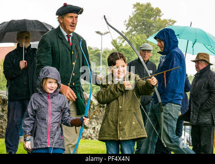 Haddington, au Royaume-Uni. 19 août 2018. La Compagnie Royale des Archers, une unité de cérémonie connue sous le nom de garde du corps de la Reine pour l'Écosse, un shoot tir à l'influence dans le cadre de Haddington 700 événements qui ont lieu au cours de 2018 pour célébrer l'octroi d'une charte de robert le Bruce à la commune en 1318, confirmant l'Haddington droit de tenir un marché et recueillir des douanes. Les enfants ont la chance de pratiquer le tir à l'ARC Banque D'Images