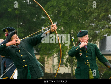 Haddington, au Royaume-Uni. 19 août 2018. La Compagnie Royale des Archers, une unité de cérémonie connue sous le nom de garde du corps de la Reine pour l'Écosse, un shoot tir à l'influence dans le cadre de Haddington 700 événements qui ont lieu au cours de 2018 pour célébrer l'octroi d'une charte de robert le Bruce à la commune en 1318, confirmant l'Haddington droit de tenir un marché et recueillir des douanes. Les hommes de l'entreprise sensibiliser leurs arcs à l'influence shoot Banque D'Images