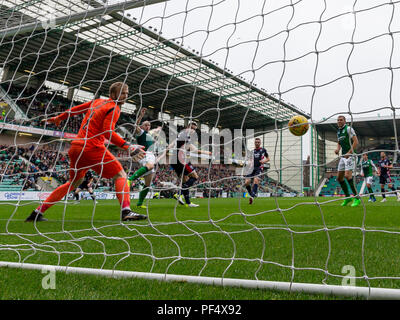 Easter Road, Edinburgh, UK. Août 19, 2018. Deuxième tour de la coupe de la ligue écossaise, Hibernian contre Ross County ; David Gray de Hibernian marque son passé d'égaliseur keeper Fox dans pour 1-1 à la 15e minute : Action Crédit Plus Sport/Alamy Live News Banque D'Images