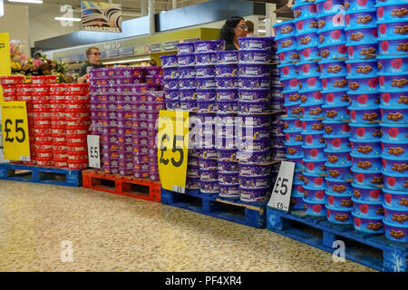 West Thurrock, UK.19 Août 2018,Tesco Extra Vente chocolats de Noël au bord du lac à la mi-août quatre mois avant Noël, les gris, en Angleterre. © Jason Richardson / Alamy Live News Banque D'Images