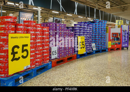 West Thurrock, UK.19 Août 2018,Tesco Extra Vente chocolats de Noël au bord du lac à la mi-août quatre mois avant Noël, les gris, en Angleterre. © Jason Richardson / Alamy Live News Banque D'Images