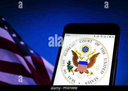 Kev, l'Ukraine. Août 19, 2018. Grand sceau de la Cour suprême des États-Unis a vu affichée sur un téléphone intelligent. Crédit : Igor Golovniov SOPA/Images/ZUMA/Alamy Fil Live News Banque D'Images