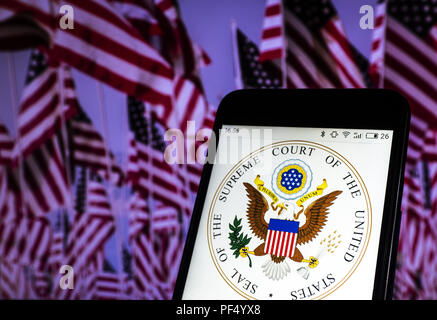 Kev, l'Ukraine. Août 19, 2018. Grand sceau de la Cour suprême des États-Unis a vu affichée sur un téléphone intelligent. Crédit : Igor Golovniov SOPA/Images/ZUMA/Alamy Fil Live News Banque D'Images