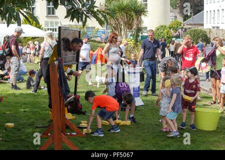 Cork, Irlande. Août 19, 2018. Youghal Fête médiévale. Photos ici est le collecteur de Youghal RNLI dans laquelle les gens ont été enfermés dans les stocks et les éponges humides avait lancé sur eux. L'primé Youghal Fête médiévale a eu lieu aujourd'hui pour sa 12e année de suite. Le festival est devenu l'un des plus grands événements du pays de célébrer la Semaine du patrimoine national. Dans le cadre de cette compétition, des centaines de familles fréquentent les nombreuses attractions dont la fabrication de leur propre protection et à l'art du sable et facepainting ballon art. Crédit : Damian Coleman/Alamy Live News. Banque D'Images