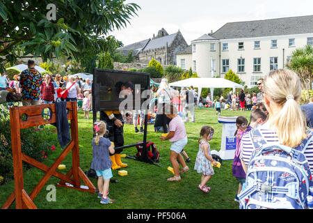 Cork, Irlande. Août 19, 2018. Youghal Fête médiévale. Photos ici est le collecteur de Youghal RNLI dans laquelle les gens ont été enfermés dans les stocks et les éponges humides avait lancé sur eux. L'primé Youghal Fête médiévale a eu lieu aujourd'hui pour sa 12e année de suite. Le festival est devenu l'un des plus grands événements du pays de célébrer la Semaine du patrimoine national. Dans le cadre de cette compétition, des centaines de familles fréquentent les nombreuses attractions dont la fabrication de leur propre protection et à l'art du sable et facepainting ballon art. Crédit : Damian Coleman/Alamy Live News. Banque D'Images