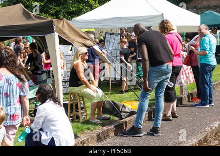 Cork, Irlande. Août 19, 2018. Youghal Fête médiévale. Photographié ici est Vanessa Feltz et son partenaire Ben Ofoedu qui étaient à la fête avec leurs petits-enfants ce weekend. L'primé Youghal Fête médiévale a eu lieu aujourd'hui pour sa 12e année de suite. Le festival est devenu l'un des plus grands événements du pays de célébrer la Semaine du patrimoine national. Dans le cadre de cette compétition, des centaines de familles fréquentent les nombreuses attractions dont la fabrication de leur propre protection et à l'art du sable et facepainting ballon art. Crédit : Damian Coleman/Alamy Live News. Banque D'Images