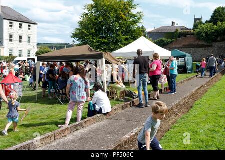 Cork, Irlande. Août 19, 2018. Youghal Fête médiévale. Photographié ici est Vanessa Feltz et son partenaire Ben Ofoedu qui étaient à la fête avec leurs petits-enfants ce weekend. L'primé Youghal Fête médiévale a eu lieu aujourd'hui pour sa 12e année de suite. Le festival est devenu l'un des plus grands événements du pays de célébrer la Semaine du patrimoine national. Dans le cadre de cette compétition, des centaines de familles fréquentent les nombreuses attractions dont la fabrication de leur propre protection et à l'art du sable et facepainting ballon art. Crédit : Damian Coleman/Alamy Live News. Banque D'Images