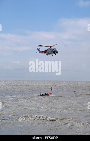 Weston-super-Mare, Royaume-Uni. 19 août, 2018. Un bateau de sauvetage et d'un hélicoptère de garde-côtes démontrer les techniques de sauvetage à l'assemblée annuelle de la journée portes ouvertes de la RNLI. Credit : Keith Ramsey/Alamy Live News Banque D'Images