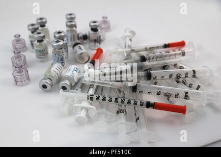 Un tas de seringues et flacons sur un fond blanc. Traitement FIV / médicaments de fertilité Banque D'Images