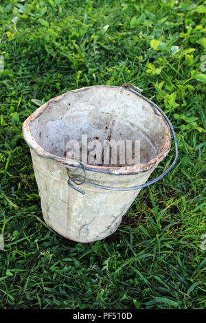 Old Rusty Bucket sur l'herbe verte Banque D'Images