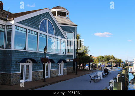 Un bâtiment historique et la promenade le long de la rivière Potomac, au bord de la vieille ville d'Alexandria, Virginie Banque D'Images