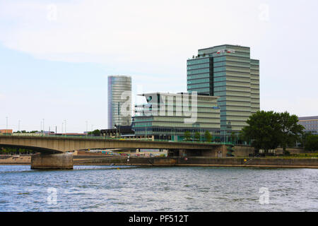 COLOGNE, ALLEMAGNE - 31 MAI 2018 : pont Deutzer avec les gratte-ciel modernes à Cologne, Allemagne Banque D'Images