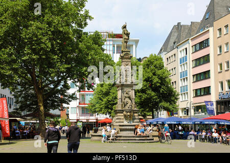 COLOGNE, ALLEMAGNE - 31 MAI 2018 : les touristes dans le Vieux Marché (Alter Markt), Cologne, Allemagne Banque D'Images