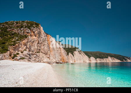 Fteri Beach sur l'île de Céphalonie, Grèce. L'une des plus belles plage de galets intactes avec de l'eau pure d'azur mer émeraude blanc entouré de hautes falaises rocheuses de Kefalonia Banque D'Images