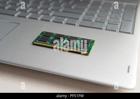 RAM SODIMM DDR3 module de carte mémoire dans l'ordinateur portable noir libre. mettre à niveau ultrabook Banque D'Images