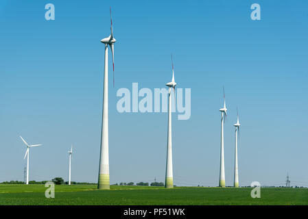 Éoliennes en face d'un ciel bleu clair vu en Allemagne Banque D'Images