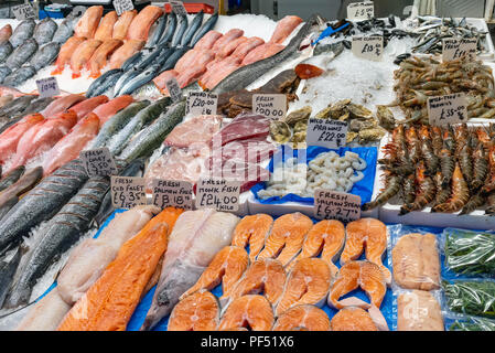 Du poisson frais et des crustacés à la vente à un marché à Brixton, Londres Banque D'Images