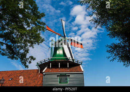 Dans les moulins à vent de Zaanse près d'Amsterdam en Hollande Banque D'Images