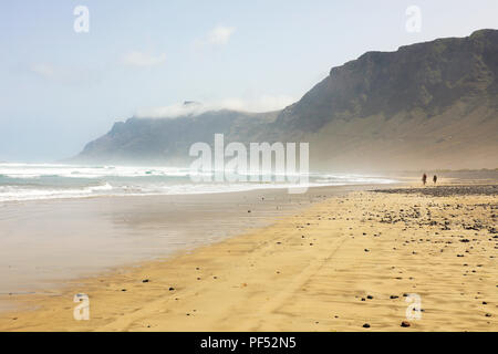 Panorama magnifique sur la plage de Caleta de Famara, Lanzarote, Îles Canaries Banque D'Images