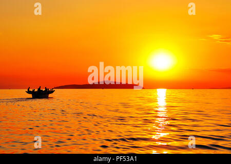 Coucher du soleil au lac Malawi, Malawi, Claire Mc Cap Banque D'Images