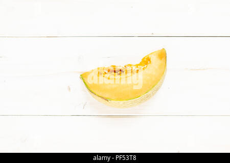 Une tranche de melon cantaloup frais divers en bois gris sur flatlay Banque D'Images