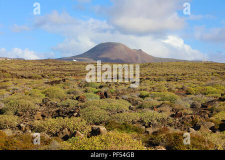 Beau paysage avec volcan cratère La Corona sur l'arrière-plan, Lanzarote, Îles Canaries Banque D'Images