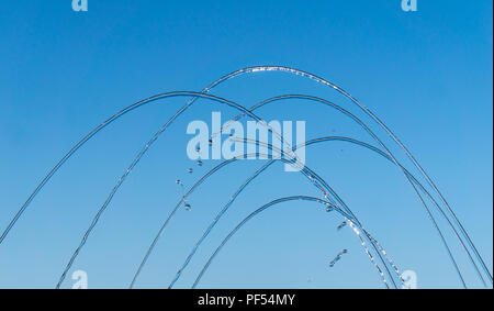 Les cours d'eau et de fines gouttes d'eau sur un fond bleu Banque D'Images