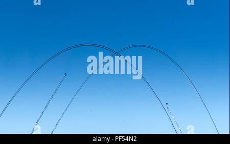 Les cours d'eau et de fines gouttes d'eau sur un fond bleu Banque D'Images