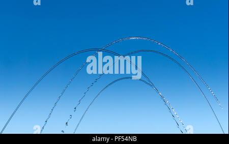 Les cours d'eau et de fines gouttes d'eau sur un fond bleu Banque D'Images