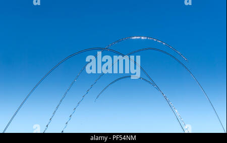 Les cours d'eau et de fines gouttes d'eau sur un fond bleu Banque D'Images