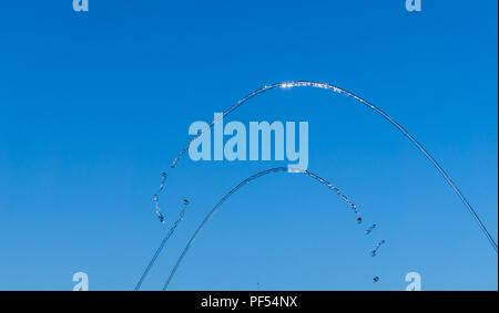 Les cours d'eau et de fines gouttes d'eau sur un fond bleu Banque D'Images