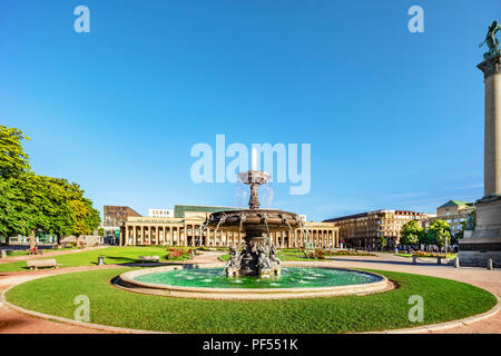 Le centre-ville de Stuttgart place du château avec une fontaine au centre de la photo. Banque D'Images