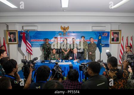 180810-N-GR847-0040 JAKARTA, INDONÉSIE (16 août 2000 10, 2018) - Chef du personnel indonésien de première flotte premier amiral Herru Kusmanto, à gauche, et l'honorable Joseph Donovan Jr., Ambassadeur des États-Unis à la République d'Indonésie, répondre aux questions lors d'une conférence de presse au cours de la cérémonie d'ouverture de la coopération et de l'état de préparation de l'eau de la formation (CARAT) 2018. CARAT en Indonésie, en sa 24ème itération, est conçu pour accroître l'échange d'information et de coordination, de bâtir la capacité de combat de mutuelle et favoriser à long terme la coopération régionale permettant aux deux forces armées partenaire d'opérer efficacement ensemble comme un unif Banque D'Images