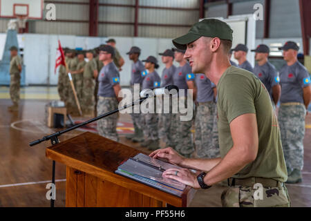180810-N-WR252-088 KOROR, Palau (16 août 2000 10, 2018) 1er lieutenant Keven Hadden, l'équipe d'action civique (CAT) Palau 84-05 Officier responsable, parle au cours de l'équipe d'action civique (CAT) Palau changement de responsable cérémonie. Au cours de la cérémonie, CAT 84-05 l'armée a été relevé par la U.S. Air Force CAT 36-03. L'équipe d'action civique Palau offre soutien à la construction de la nation hôte, assiste et forme des apprentis avec des compétences en ingénierie générale, facilite un programme de sensibilisation médicale et mène des projets de services communautaires. (U.S. Photo par marine Spécialiste de la communication de masse en chef Matthew R. White /libéré) Banque D'Images